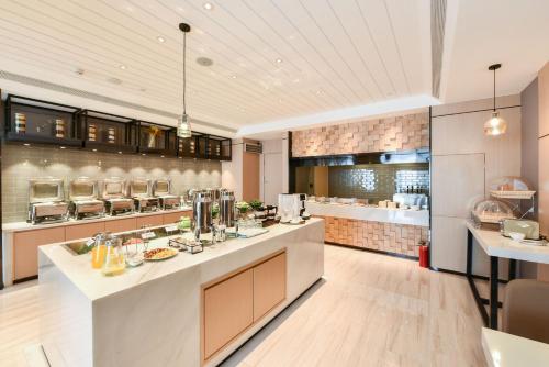 Η κουζίνα ή μικρή κουζίνα στο Atour Hotel Langfang Xichang Road