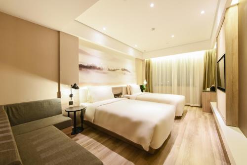 Ένα ή περισσότερα κρεβάτια σε δωμάτιο στο Atour Hotel Langfang Xichang Road
