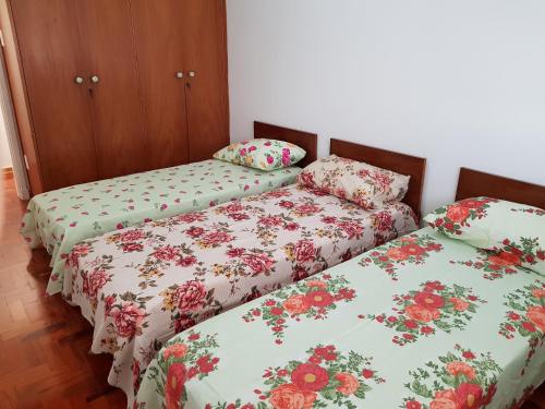 two beds sitting next to each other in a room at NAUTILUS SEAVIEW BAY-SV/SP in São Vicente