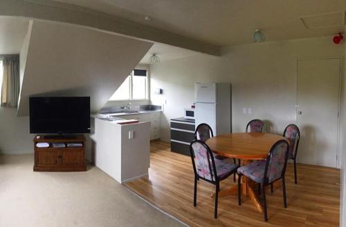 a kitchen and dining room with a table and chairs at Ruapehu Mountain Motel & Lodge in Ohakune