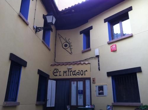 a sign on the side of a building at Posada el Mirador in Frías de Albarracín