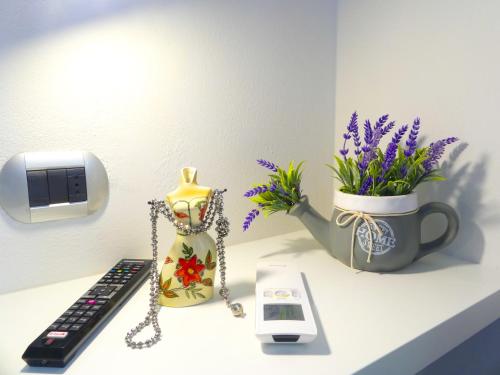 a desk with a phone and a vase with flowers at Il Fiore di Monnalisa in Vinci