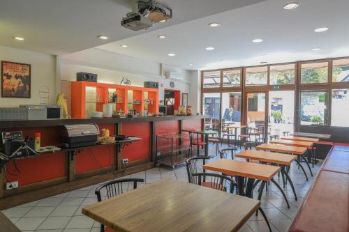 een restaurant met tafels en stoelen in een kamer bij ROOMS JANI in Bled