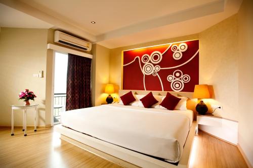
A bed or beds in a room at Lantana Pattaya - SHA Extra Plus
