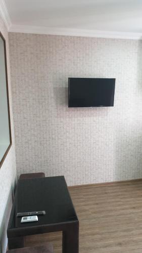 TV at/o entertainment center sa Comfort