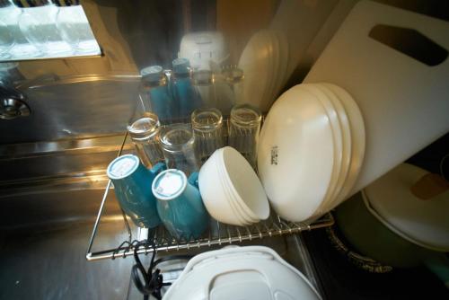 Un estante al lado de un inodoro en una cocina. en RHK guest house, en Tokio