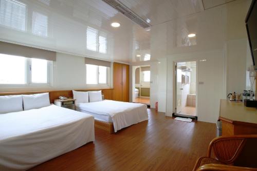 Llit o llits en una habitació de Lion Hotel