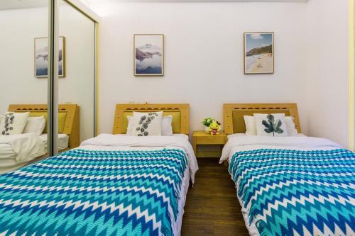 Ένα ή περισσότερα κρεβάτια σε δωμάτιο στο Shanghai Jiarong Hotel Apartment