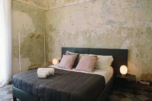 Säng eller sängar i ett rum på Agatha Cosy Hotel