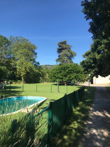 een hek rond een zwembad in een park bij Les cèdres in Chalabre