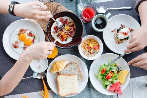 Un grupo de personas desayunando en una mesa. en GajaPuri Resort Koh Chang, en Ko Chang