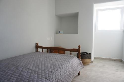 a bedroom with a bed in a room with a window at Volada Your View in Apérion