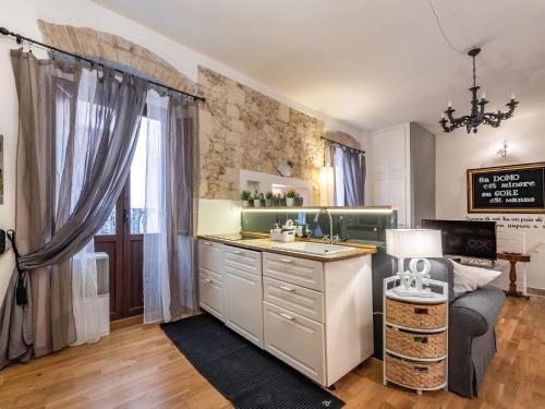 een keuken met een wastafel en een bank in een kamer bij Cagliari Marina House in Cagliari
