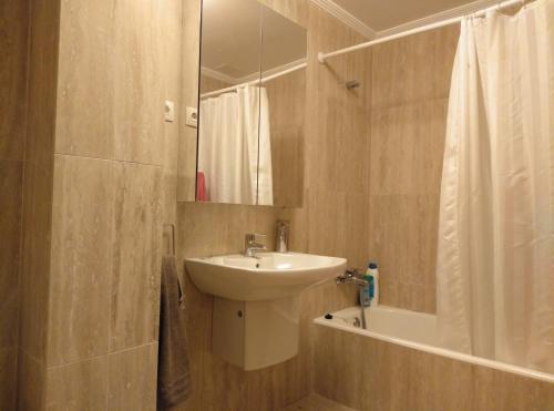 La salle de bains est pourvue d'un lavabo, d'un miroir et d'une douche. dans l'établissement BAKIO BEACH, à Bakio