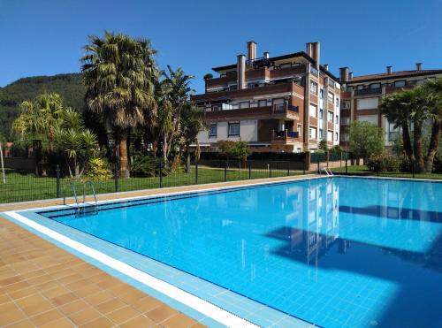 Una gran piscina azul frente a un edificio en BAKIO BEACH, en Bakio