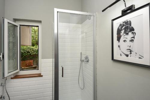 a shower with a glass door in a bathroom at Appartamento in Villa a 5 KM dal mare in Albisola Superiore