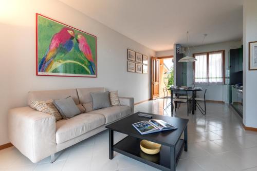 een woonkamer met een bank en een tafel bij Spianate in Castiglioncello