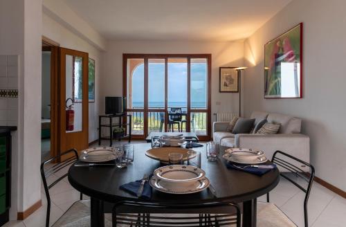 een woonkamer met een tafel en een bank bij Spianate in Castiglioncello