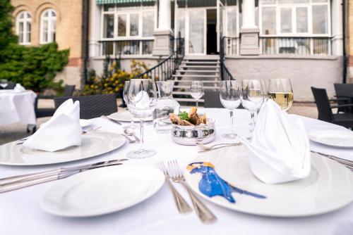 Hotel Refsnes Gods - by Classic Norway Hotels tesisinde bir restoran veya yemek mekanı