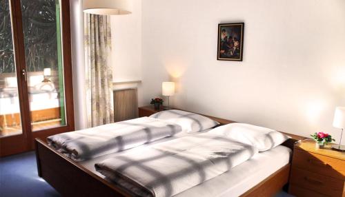 ein Zimmer mit drei Kissen auf einer Bank in der Unterkunft Oberjaistenhof in Lana