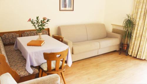ein Wohnzimmer mit einem Tisch und einem Sofa in der Unterkunft Oberjaistenhof in Lana