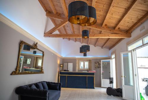uma sala de estar com um tecto de madeira e um espelho em Villa Erminia em Canicattini Bagni