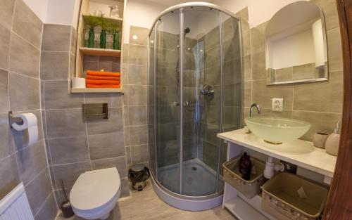Ein Badezimmer in der Unterkunft Domek drewniany Wiakówka