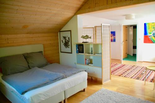 Llit o llits en una habitació de Charmante Ferienwohnung mit Balkon im 5-Seen-Land