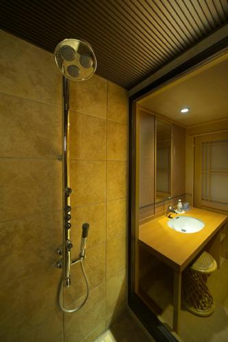 a bathroom with a sink and a shower at Kasuitei Ooya in Fujikawaguchiko
