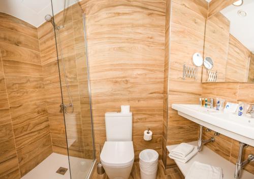 y baño con ducha, aseo y lavamanos. en IG Nachosol Atlantic & Yaizasol by Servatur - Adults Only, en Puerto Rico de Gran Canaria