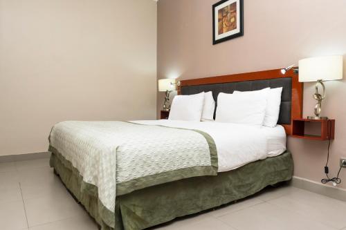 Postel nebo postele na pokoji v ubytování Hawthorn Suites by Wyndham Abuja