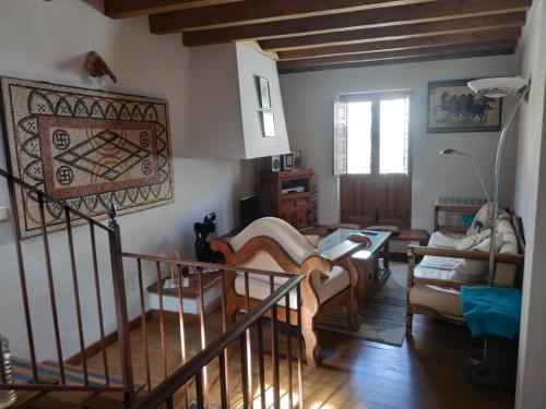 sala de estar con escalera y sala de estar con en Casa Rural El Zapatero de Sexifirmo, en Piedrahíta