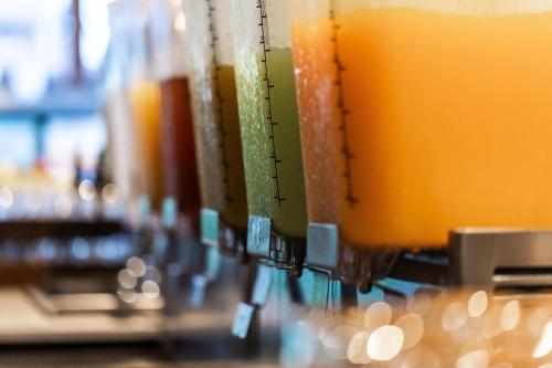 una fila de botellas de zumo de naranja en un mostrador en Nora Beach Resort & Spa, en Chaweng