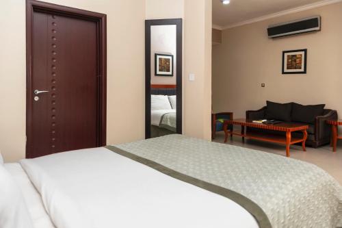 Postel nebo postele na pokoji v ubytování Hawthorn Suites by Wyndham Abuja