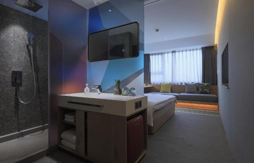 TV a/nebo společenská místnost v ubytování EBO Hotel (Hangzhou West Lake)