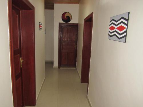  Rebero Kivu Resort -  Chambre  photo :   Minibar    Shower    TV                           