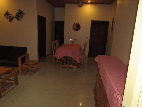  Rebero Kivu Resort -  Chambre  photo :   Minibar    Shower    TV                           