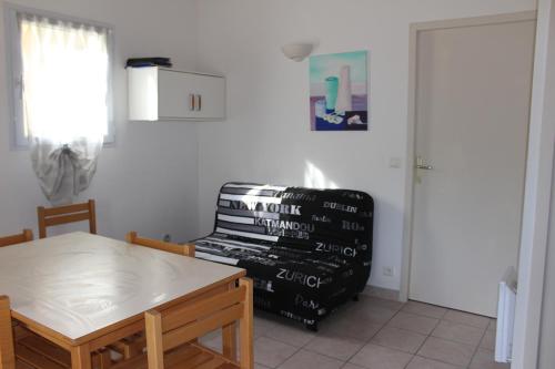 une chambre avec une table et une pile de boîtes dans l'établissement le petit bois, à Valaurie