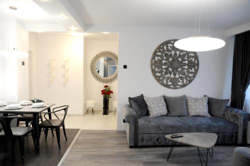 un soggiorno con un divano e un tavolo di Apartment A a Belgrado
