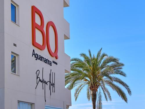 BQ アグアマリーナ ブティック ホテルに飾ってある許可証、賞状、看板またはその他の書類