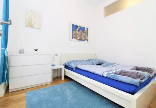 Ein Bett oder Betten in einem Zimmer der Unterkunft MARINE: Newly renovated 2nd district apartment