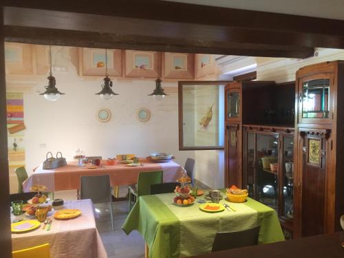 Reštaurácia alebo iné gastronomické zariadenie v ubytovaní Tenuta Porello