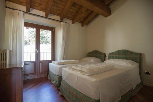 Postel nebo postele na pokoji v ubytování Apartments Golf Bogliaco