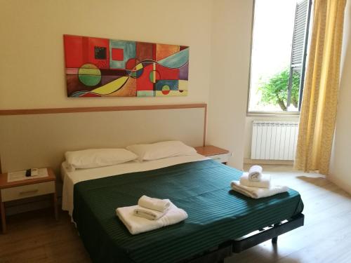 een slaapkamer met een bed met twee handdoeken erop bij Serendipity in Rome