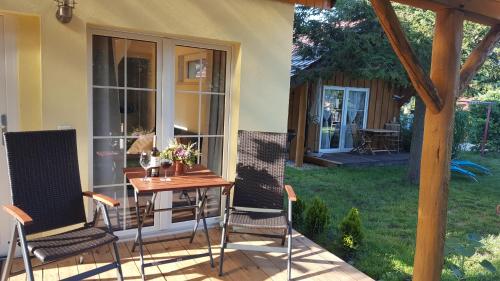 a patio with a table and chairs on a yard at Ferienwohnung Niesky in Niesky
