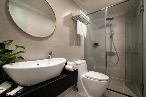 A bathroom at Skyline Central Hotel