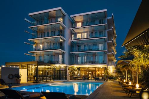 a hotel with a swimming pool in front of a building at Hôtel Mercure Toulon La Seyne-Sur-Mer in La Seyne-sur-Mer