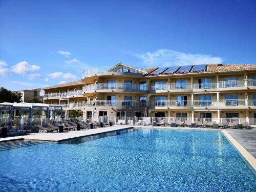 維琪奧港的住宿－科斯塔薩琳娜酒店，大楼前设有游泳池的酒店