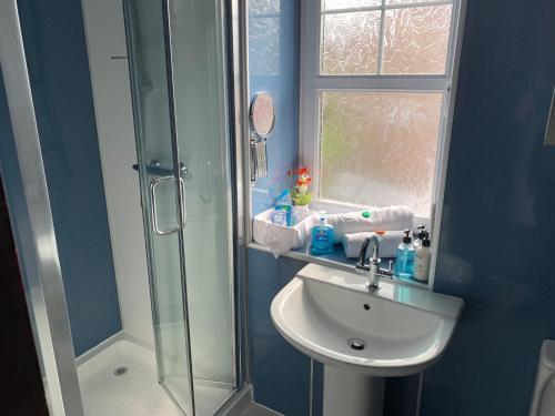 A bathroom at Cromarty View Guest House