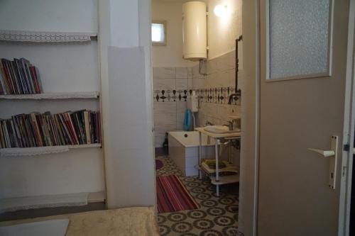 bagno con lavandino e servizi igienici in camera di Somborski salas - strogi centar a Sombor